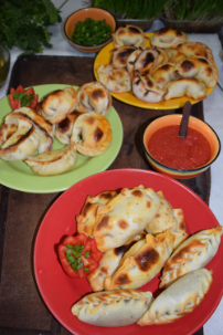 mesa con las mas ricas empanadas